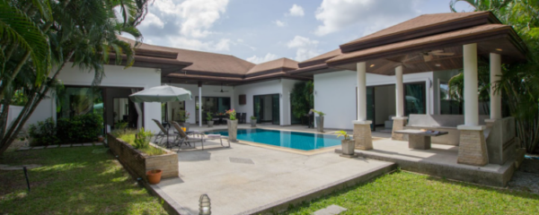 Vue d'une villa moderne et luxueuse à Phuket, idéale pour un investissement clé en main.