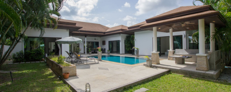 Vue d'une villa moderne et luxueuse à Phuket, idéale pour un investissement clé en main.